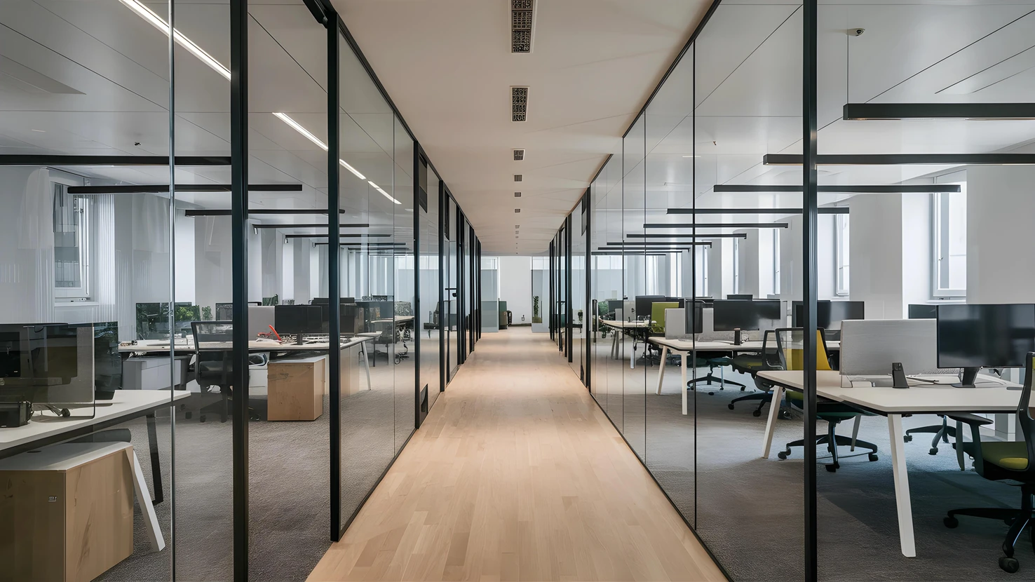 Équipe de cinq professionnels souriants collaborant autour d'une table de réunion en bois dans un bureau moderne